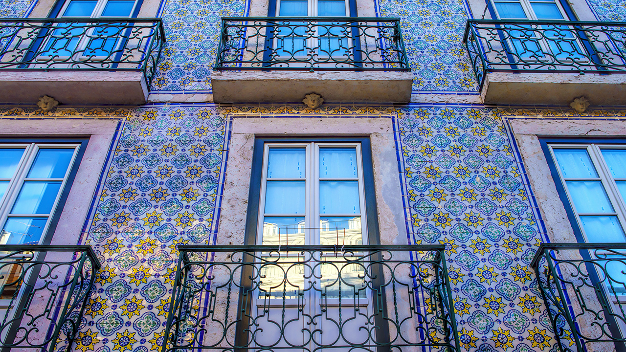 Colored facade in the city of Lisbon . Portugal . Waarom Portugal de meest interessante optie na de Corona crisis is